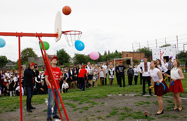 Школи Глибоччини отримали спортивні майданчики від братів Кличко (ФОТО)