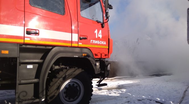 У Глибоці працівники ДСНС ліквідували пожежу господарської будівлі