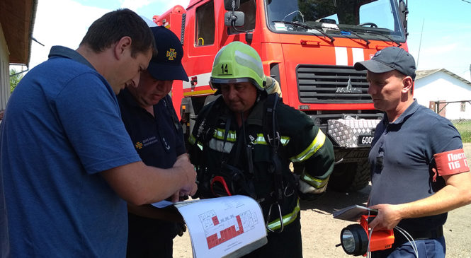 Рятувальники навчають правилам пожежної безпеки