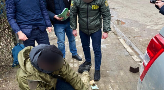 Хабар за сприяння у контрабанді тютюнових виробів до Румунії – підозрюються двоє прикордонників