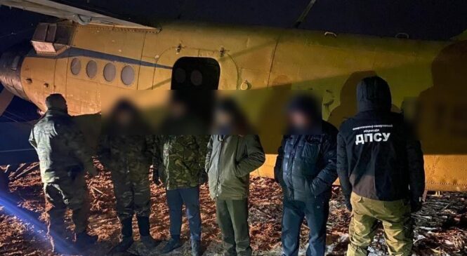 Чернівецькі прикордонники виявили списаний літак Ан-2 та контрабандистів, які готували його до польоту через кордон