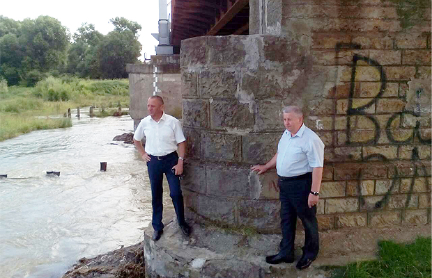 У селі Карапчів через дощі може зруйнуватися залізничний міст