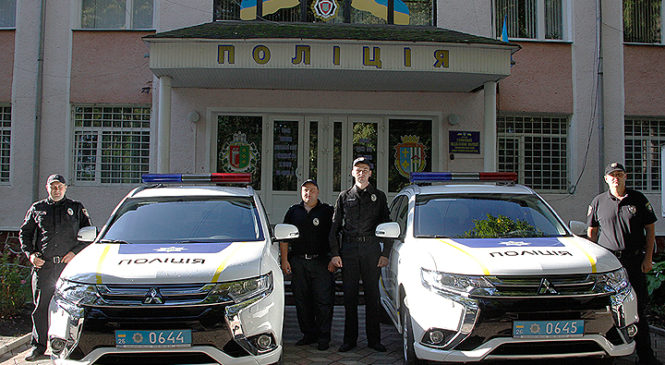 У Глибоцькому відділенні поліції з’явилося два надсучасних автомобілі Mitsubishi Outlander