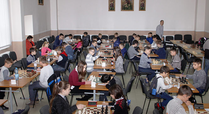 Чемпіонат Чернівецької області з шахів серед юнаків та дівчат віком до 14 років стартував у Глибоцькому ліцеї