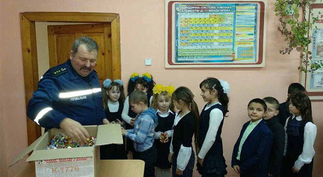 Глибоцькі рятувальники відвідали школу-інтернат у селі Карапчів