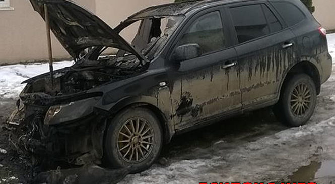 У Глибоці підпалили автомобіль Хюндай з іноземною реєстрацією