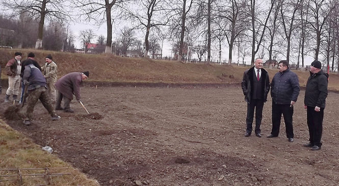 В селі Старий Вовчинець розпочато будівництво спортивного майданчика зі штучним покриттям