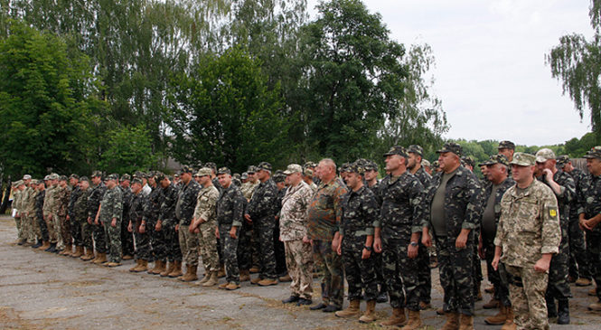 Бійці стрілецької роти підрозділу територіальної оборони проходять вишкіл на військовому полігоні