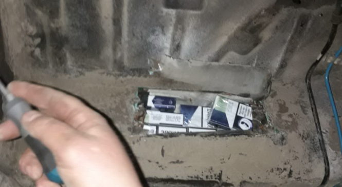 Громадянин Румунії позбувся автомобіля через приховані у тайнику цигарки
