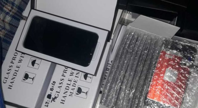 Чернівецькі митники вилучили сенсорні екрани до мобільних телефонів вартістю понад 300 тисяч гривень