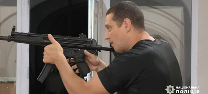 Поліцейські Буковини отримали на озброєння нові пістолети-кулемети