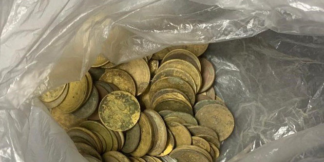 Чоловік намагався приховати у взутті та вивезти з України монети та 11 предметів археології через ПП “Порубне”