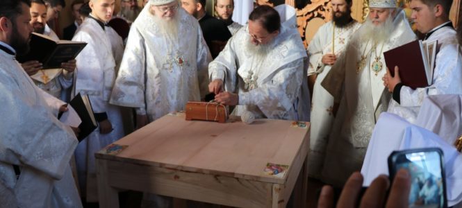 Архієрей РПЦвУ разом з румунськими монахами освятили новий храм на Буковині