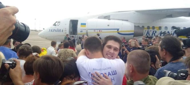 Українські моряки та політв’язні повернулись додому