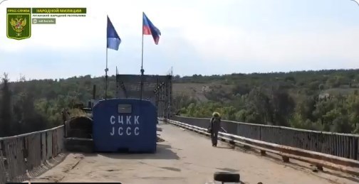 Бойовики підняли ганчірки “ЛНР” і Росії на мосту у Станиці Луганській і “освоюються” на українській стороні