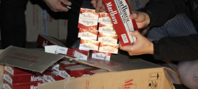 Замасковані під мішками волоських горіхів: на Буковині виявили «схованку» з цигарками вартістю майже 3 мільйони гривень