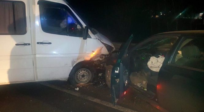 На Глибоччині  у селі Валя Кузьмина зіткнулись мікроавтобус та легковик: 25-річну водійку госпіталізували