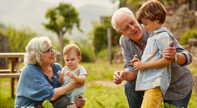 Час, проведений з онуками, продовжує життя бабусь та дідусів на 5 років: дослідження