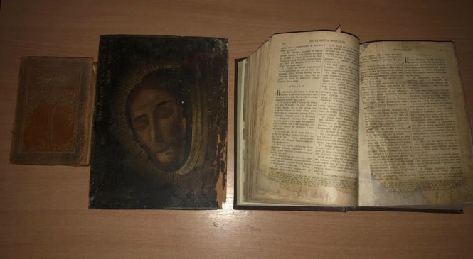 Старовинні Біблію, ікону та книгу вилучили буковинські митники в пункті пропуску “Порубне-Сірет”