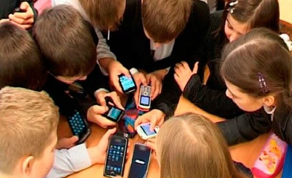 Верховна Рада хоче заборонити використання мобільних телефонів у школах