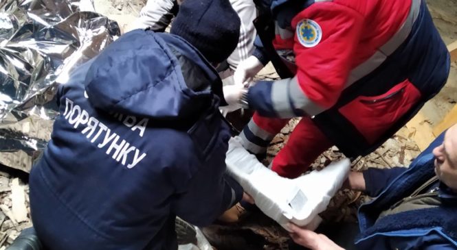 У Глибоці по вул. Бойка під час проведення ремонтних робіт на даху травмувалася людина