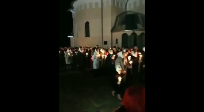 У Красноїльську в храмі УПЦ МП грубо порушили правила карантину у Великодню ніч