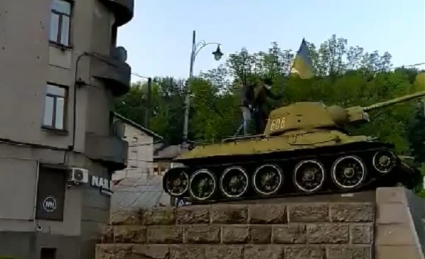 Поліція не побачила порушень біля танку Нікітіна у Чернівцях