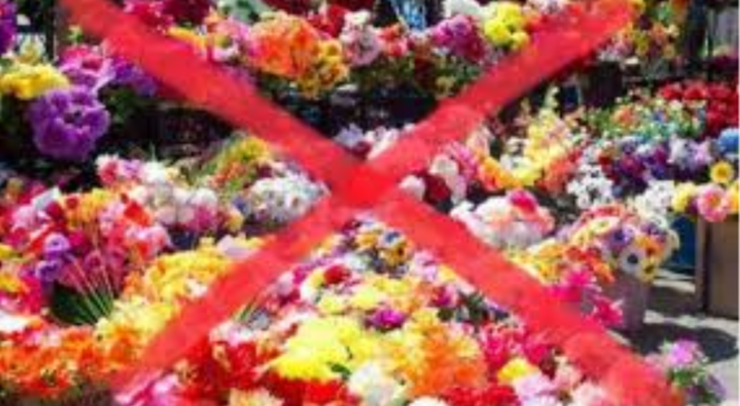 ПЦУ та УГКЦ закликали вірян не нести пластикові квіти на кладовища