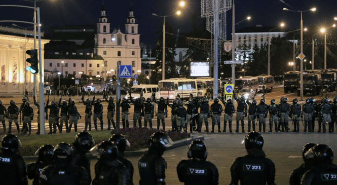 Друга ніч протестів у Білорусі: нові затримання, барикади і один загиблий