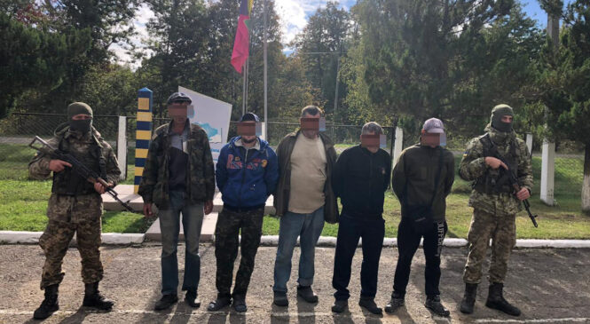 П’ять мешканців Глибоцького району та чималу партію тютюнової контрабанди затримали Буковинські прикордонники