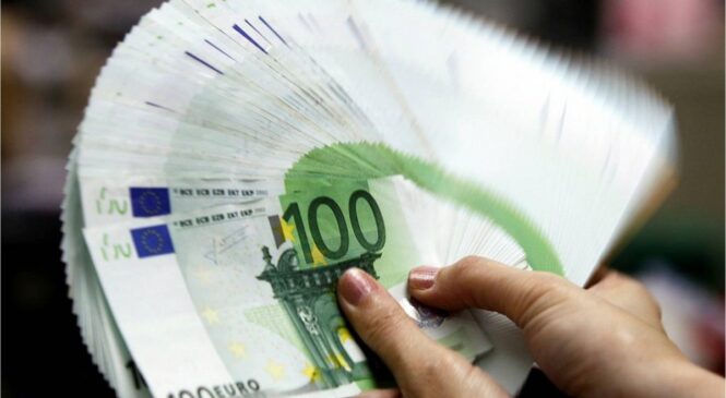 Буковинські митники вилучили не задекларовану валюту в перерахунку близько 680 тисяч гривень
