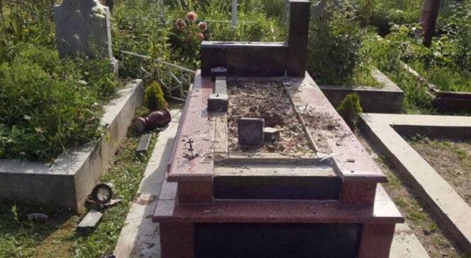 Поліцейські Буковини завершили досудове розслідування факту наруги над могилою у селі Купка