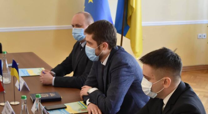 Сьогодні, 16 лютого, відбулась протокольна зустріч керівництва обласної ради з Надзвичайним і Повноважним послом Румунії в Чернівцях паном Крістіаном-Леоном Цуркану