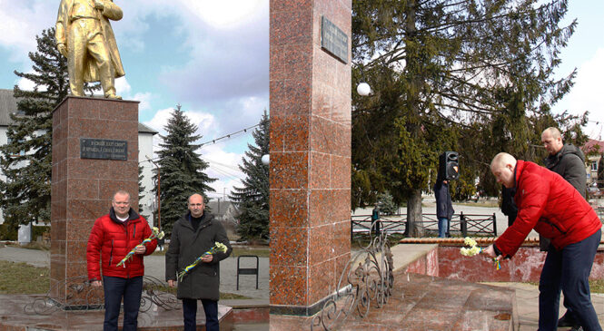 Біля пам’ятника Т.Г.Шевченка у Глибоці з нагоди відзначення 207 річниці від дня народження Великого Кобзаря відбулося покладання квітів