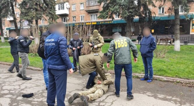 Військовослужбовця Чернівецького прикордонного загону затримано на 1050 € хабаря