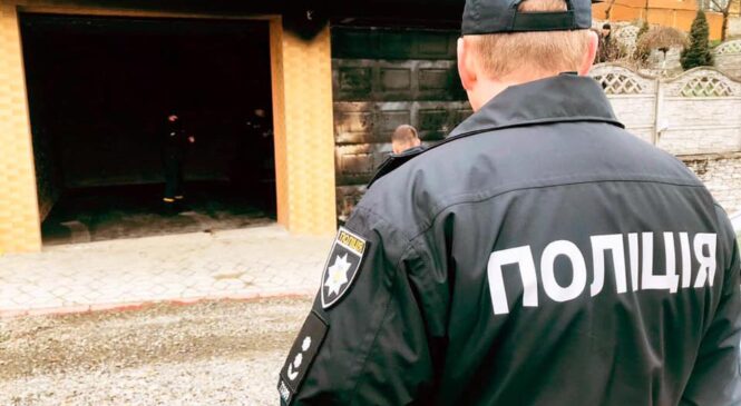 Поліцейські Чернівецького району відпрацьовують декілька версій підпалу будинку посадовця у Чагрі