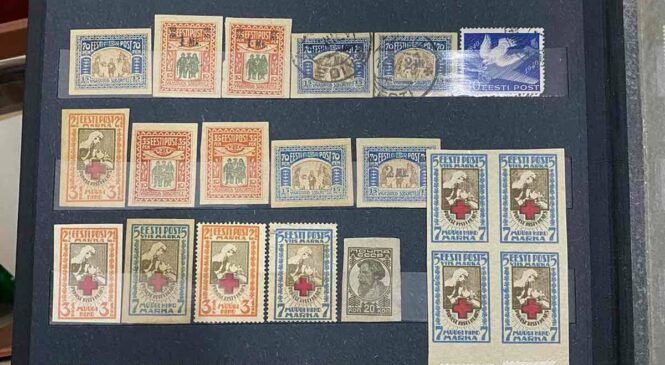 Буковинські митники вилучили колекцію поштових марок та листівок