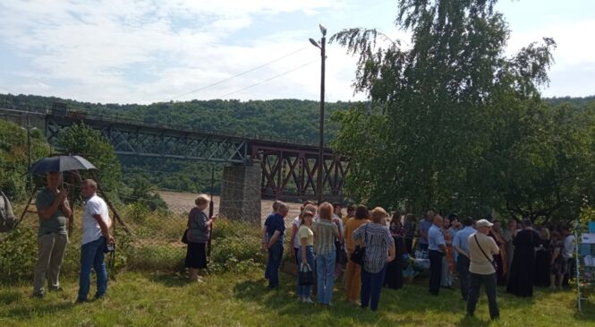 У Заліщиках вшановували пам’ять буковинців і галичан, яких на початку липня 1941 року, рівно 80 років тому, радянські кати підірвали в ешелоні на мості через Дністер