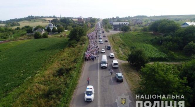 25 кілометрова хода РПЦвУ на честь російського царя Ніколая ІІ на Буковині супроводжується поліцією