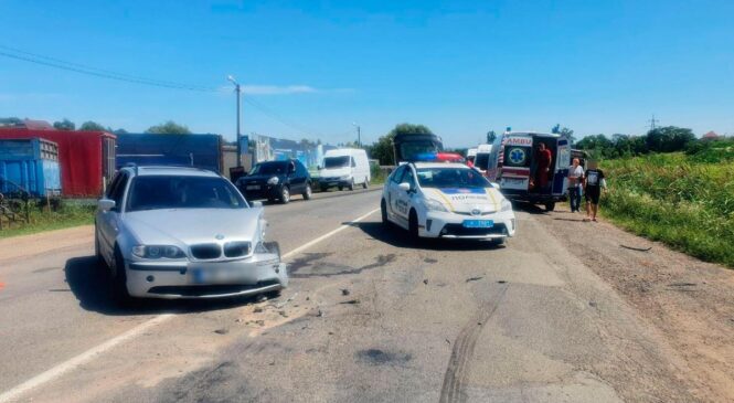 Поліцейські встановлюють обставини автопригоди з потерпілими у Чернівецькому районі