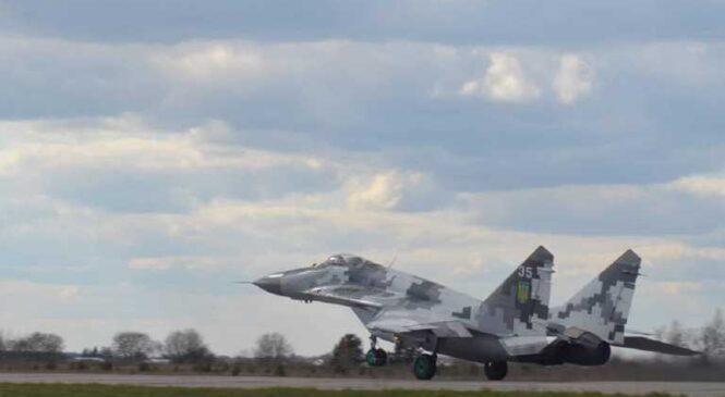 У небі над Буковиною зафіксували невідомий літак: ЗСУ піднімали винищувач