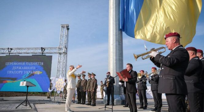 Буковина синхронно із рештою регіонів України підняла наймасштабніший в області синьо-жовтий стяг