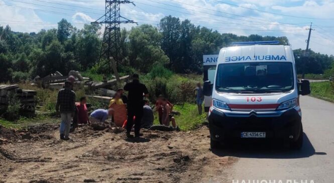 Буковинські поліцейські розслідують ДТП за участі неповнолітнього у селі Волока