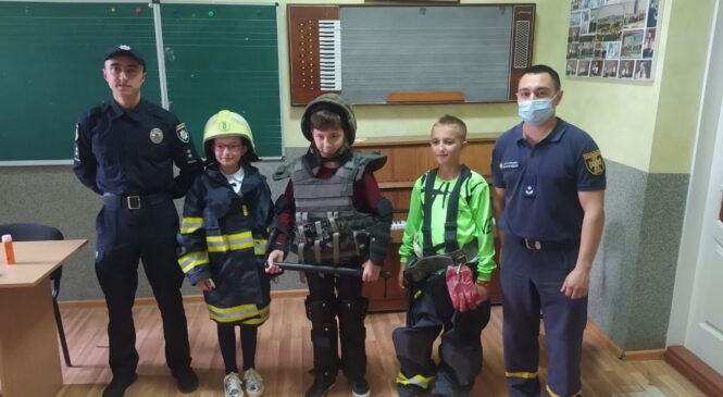 Поліцейські спільно з рятувальниками навчають буковинських учнів правилам безпечної поведінки