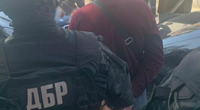 5 500 доларів США за безперешкодне перевезення контрафактних підакцизних товарів – на Буковині затримано поліцейського та його спільника