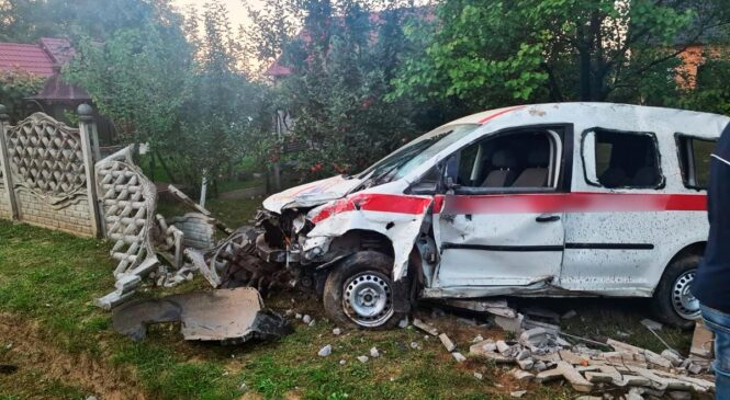 У Банченах автомобіль протаранив огорожу,  водій загинув