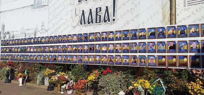 У Чернівцях невідомі розбили портрети українських військових (ФОТО)