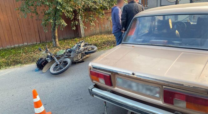 Буковинські поліцейські розслідують обставини аварії, у якій травмувався мотоцикліст у селі Старий Вовчинець