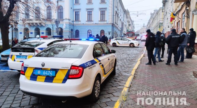 У центрі Чернівців поліція перевіряє інформацію про замінування адмінбудівлі