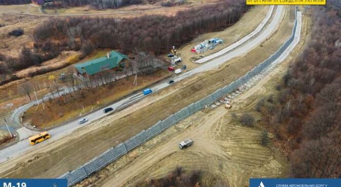 У селі Грушівка, що на Глибоччині продовжується ремонт відрізоку дороги, який знаходиться у зсувній зоні